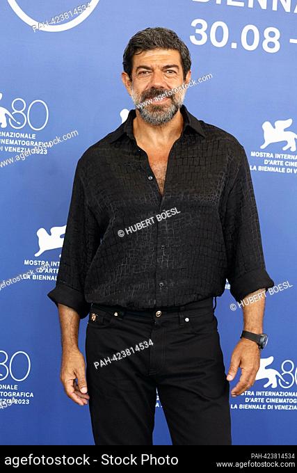 Pierfrancesco Favino posa en la fotocall de 'Adagio' durante el 80o Festival Internacional de Cine de Venecia en el Palazzo del Casino en el Lido de Venecia