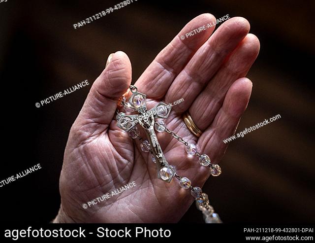 ILLUSTRATION - 17 December 2021, Baden-Wuerttemberg, Rottweil: An old woman holds a rosary in her hand. Photo: Silas Stein/