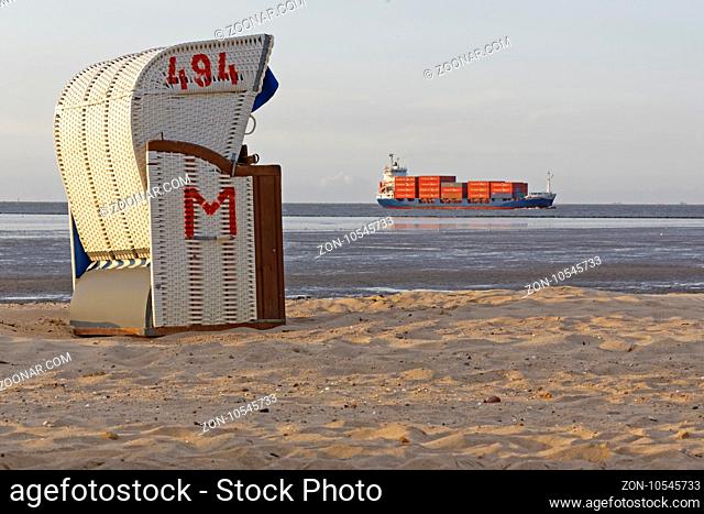 Containerschiff im Wattenmeer, Strandkörbe, Cuxhaven, Niedersachsen, Deutschland, Europa / Container ship in the Wadden Sea, roofed wicker beach chair, Cuxhaven