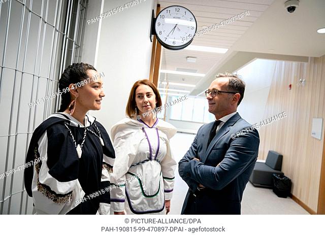 14 August 2019, Canada, Iqaluit: Heiko Maas (r, SPD), Foreign Minister of Germany, speaks with two female singers during his visit to Nanavut Arctic College in...