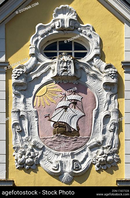 Fassadendetail mit einem Schiff, Husum, Nordsee, Nordfriesland, Schleswig-Holstein, Deutschland, Europa