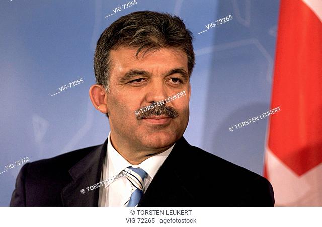 Abdullah GUEL, foreign minister of Turkey, during a press conference in front of a flag of Turkey. - BERLIN, GERMANY, 18/10/2004