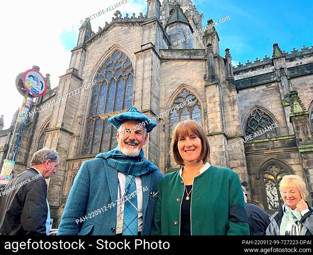 12 September 2022, Great Britain, Edinburgh: John Burleigh and his wife Heather stand outside St. Giles Cathedral. They are waiting for the procession with...