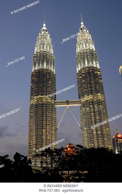 Petronas Twin Towers, one of the tallest buildings in the world, at twilight, Kuala Lumpur, Malaysia, Southeast Asia, Asia