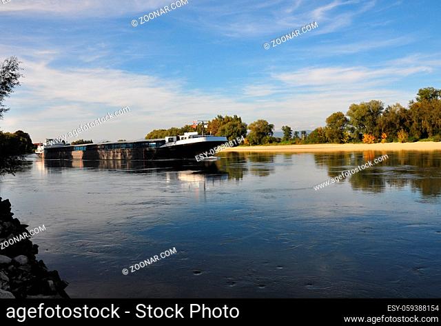 Schiff auf Donau bei Mühlham, Bayern