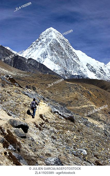 Trekking towards Pumori (7165m). Nepal, Sagarmatha, Khumbu valley. (/Julien Garcia)