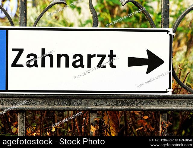 13 November 2023, Berlin: 13.11.2022, Berlin. The word ""dentist"" is written on a sign, next to it an arrow points the way