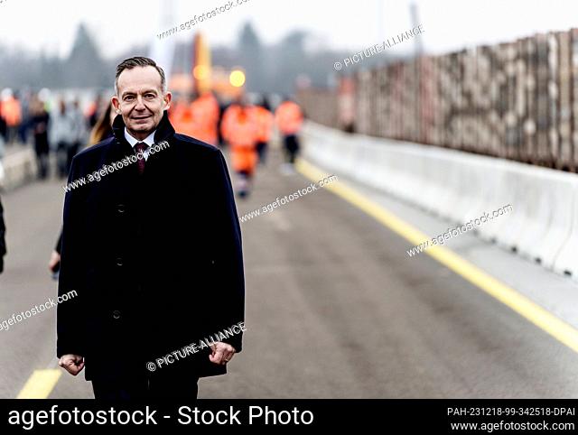 18 December 2023, Hesse, Wiesbaden: Volker Wissing (FDP), Federal Minister of Transport, stands on the southern section of the Salzbachtal Bridge after the...