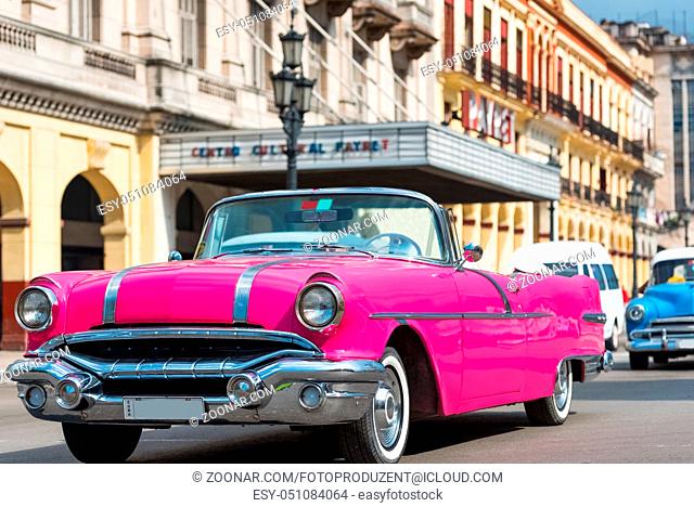 Amerikanischer pink Cabriolet Oldtimer in Havana Cuba - Serie Cuba Reportage American pink convertible classic car drive with tourists through Havana Cuba...