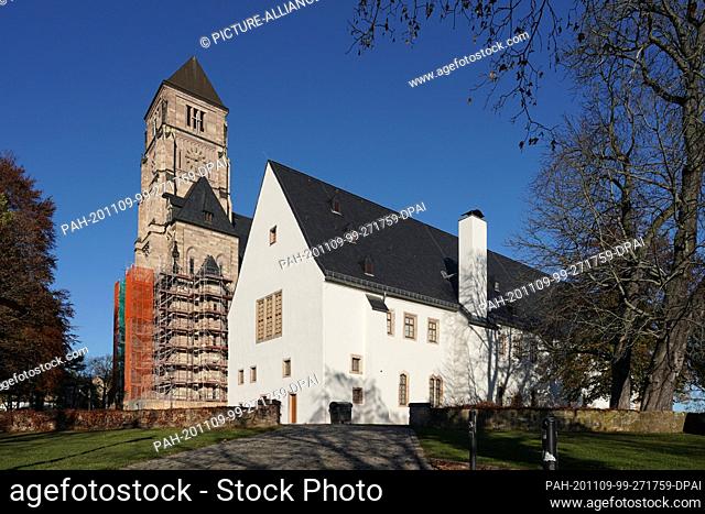 07 November 2020, Saxony, Chemnitz: View of the castle church (l.) with the Schloßbergmuseum (r.), the former monastery, in the district of Schloßchemnitz