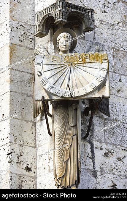 Cadran solaire porte par un ange sculpte a l'angle ouest de la facade sud de la cathedrale, Ville de Chartres, Departement d'Eure-et-Loir