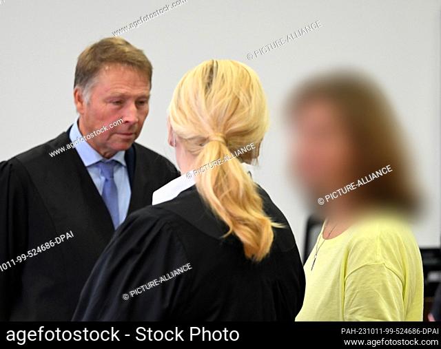 11 October 2023, Brandenburg, Potsdam: The accused managing director of Lunapharm Deutschland GmbH chats with her lawyers in Room 6 of the Potsdam Regional...