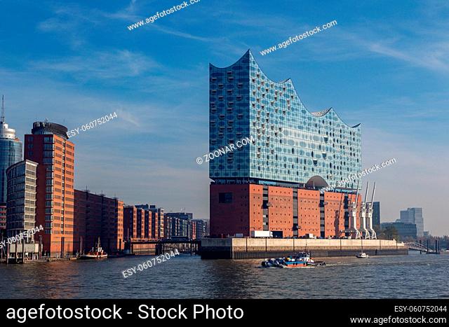 Die Elbphilharmonie im Hamburger Hafen. Elbphilharmonie in the harbour of Hamburg, Germany