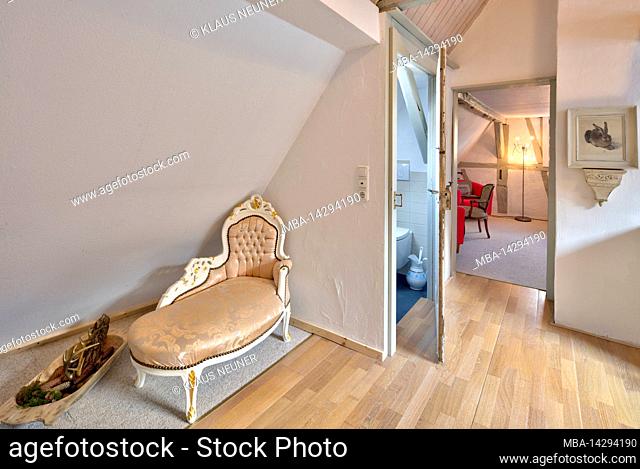 Photo reportage with text, Obere Gasse No 7, homestory, chaise longue, hallway, bathroom, toilet, bedroom, wooden floor, renovation, interior, Rothenfels