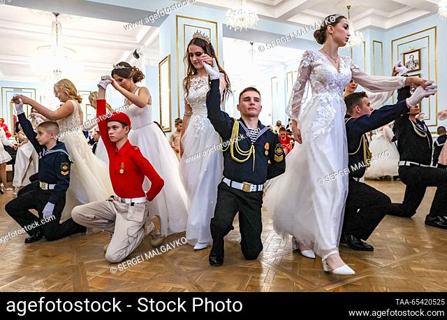 RUSSIA, SEVASTOPOL - 2 de diciembre de 2023: Las parejas bailan durante una bola sostenida por el Movimiento Patriótico Militar Yunarmiya en el Salón Catherine...