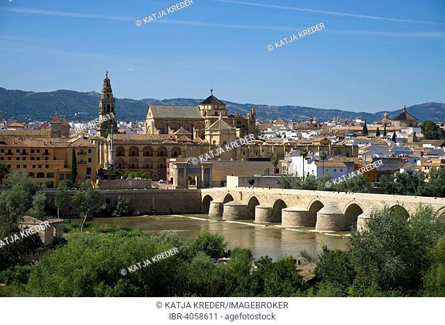 Roman bridge over the Rio Guadalquivir with the Mezquita, Cordoba province, Andalucía, Spain