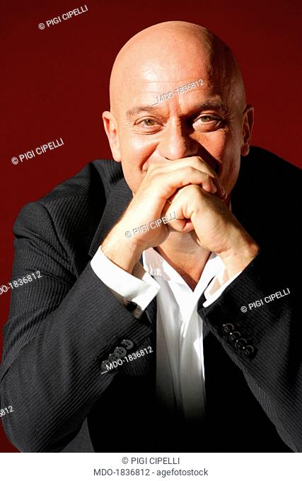 The showman Claudio Bisio posing for a photo shooting. Milan, Italy. 25th November 2004 - compulsory additional credit line: clothes by Giorgio Armani -