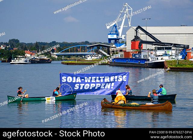 18 August 2023, Saxony-Anhalt, Haldensleben: Activists from ""Aktion Agrar"" stretched a banner over canoes on the Mittelland Canal in the Haldensleben inland...