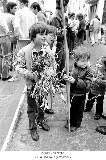 Eighties, black and white photo, Easter, Passion Week, Palm Sunday 1981, church parade, children holding palm branches in the hands, aged 2 to 4 years