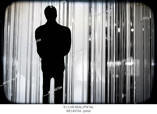 silueta de un hombre irreconocible y de incognito sobre unas sombras, silhouette of a unrecognizable and incognito man