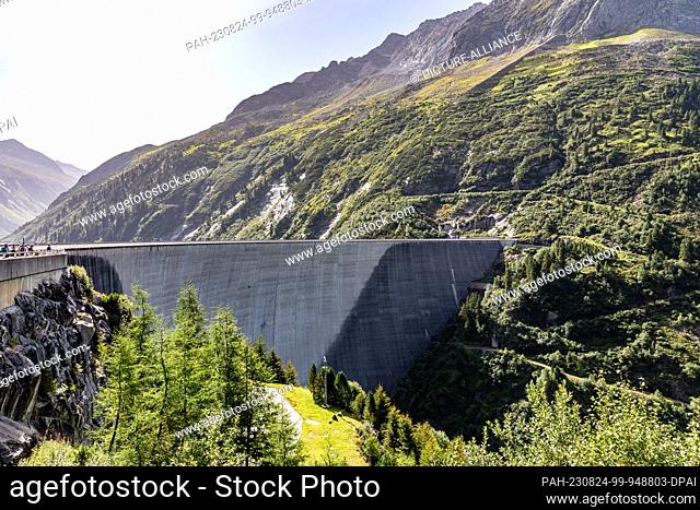 24 August 2023, Austria, Brandberg: The dam wall of the Zillergrund reservoir is 186 meters high. Behind it, the lake dams the Ziller River