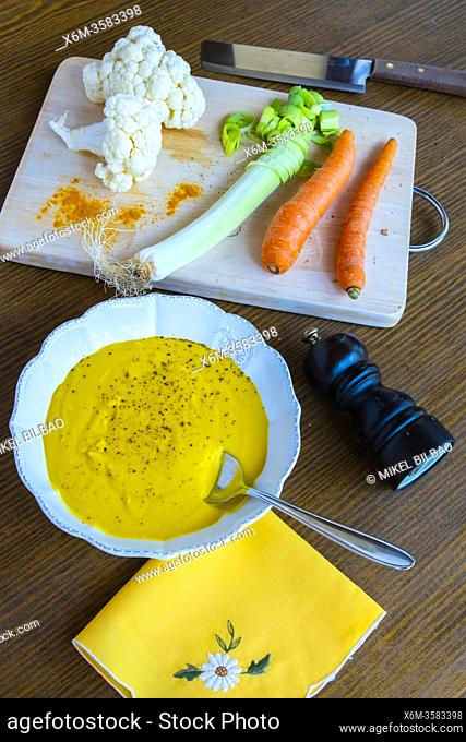 Cauliflower cream recipe with the ingredients, including carrots, cauliflower, seek, pepper and curcuma