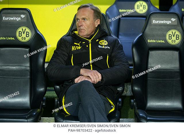 Hans-Joachim WATZKE (Vorsitzender Geschaeftsfuehrer DO) sitzt alleine auf der coachbank, sitzend, halbe Figur, Halbfigur, Fussball 1. Bundesliga, 18