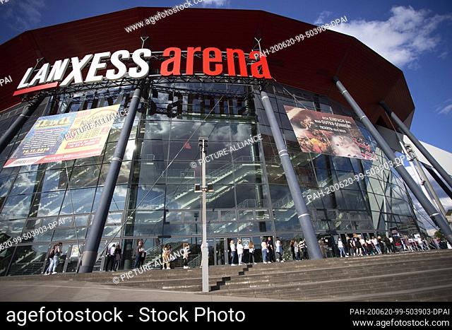 20 June 2020, North Rhine-Westphalia, Cologne: The fans of singer Wincent Weiss are lining up in front of the Lanxess Arena