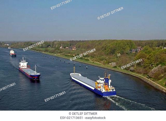 drei Frachtschiffe auf dem Nord-Ostsee-Kanal