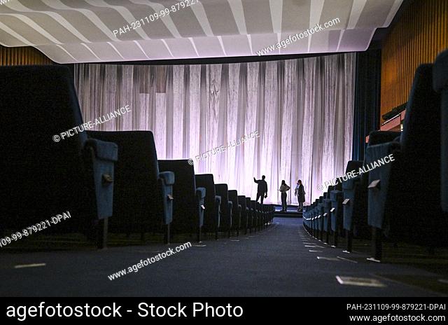 PRODUCTION - 08 November 2023, Berlin: During a press tour of Kino International on Karl-Marx-Allee, the auditorium with the curtain in front of the movie...