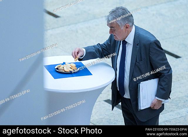 30 October 2023, North Rhine-Westphalia, Duesseldorf: Herbert Reul (CDU), Interior Minister of North Rhine-Westphalia, fortifies himself with a cookie on his...