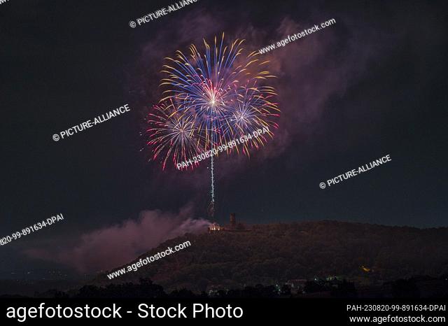 19 August 2023, Thuringia, Drei Gleichen: High altitude fireworks during the Drei(n)schlag over the Mühlburg. Pyrotechnicians set the Mühlburg