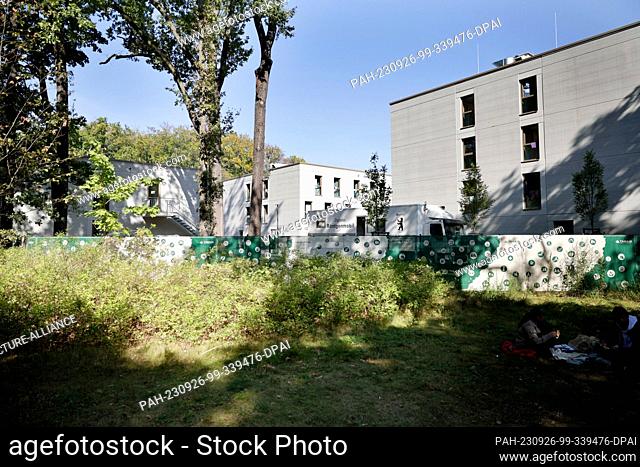 26 September 2023, Berlin: Arrival center for asylum seekers in Reinickendorf. After an outbreak of measles in the arrival center