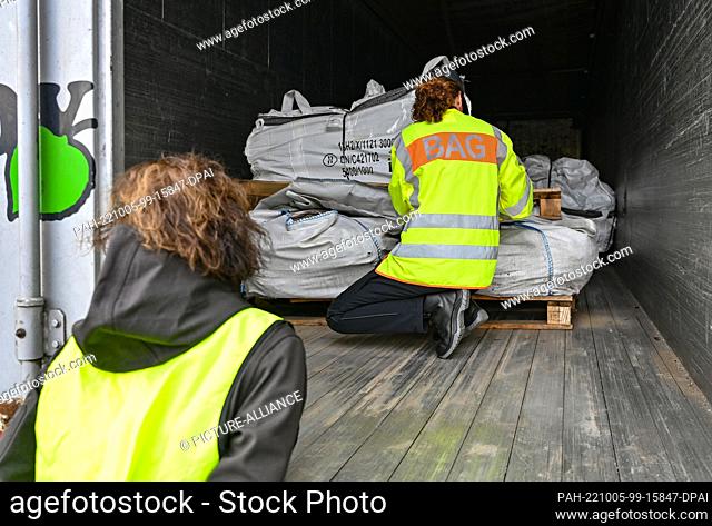 05 October 2022, Brandenburg, Frankfurt (Oder): A truck loaded with garbage and waste is inspected by authorities during a cross-border waste inspection at a...