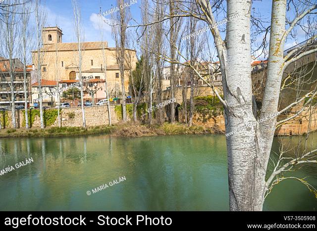 River Tajo and view of the village. Trillo, Guadalajara province, Castilla La Mancha, Spain