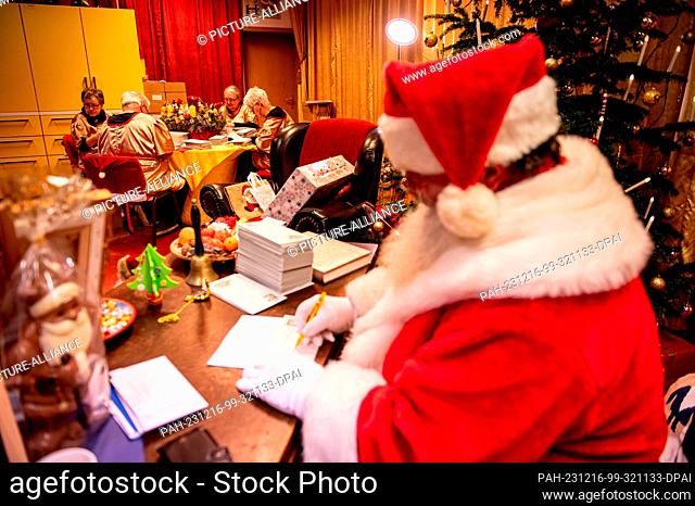 16 December 2023, Brandenburg, Fürstenberg/Havel/Ot Himmelpfor: Santa Claus sits in the Christmas post office in northern Brandenburg and answers letters from...