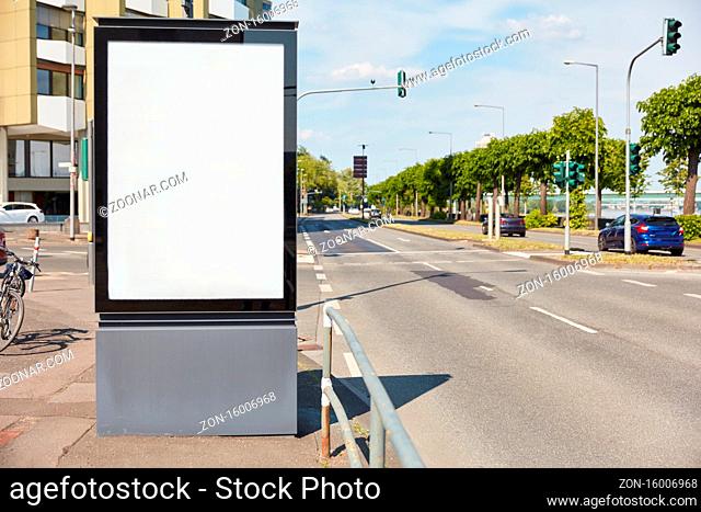 City Light Poster Plakatwand Mock-Up an einer Straße am Tag in Deutschland