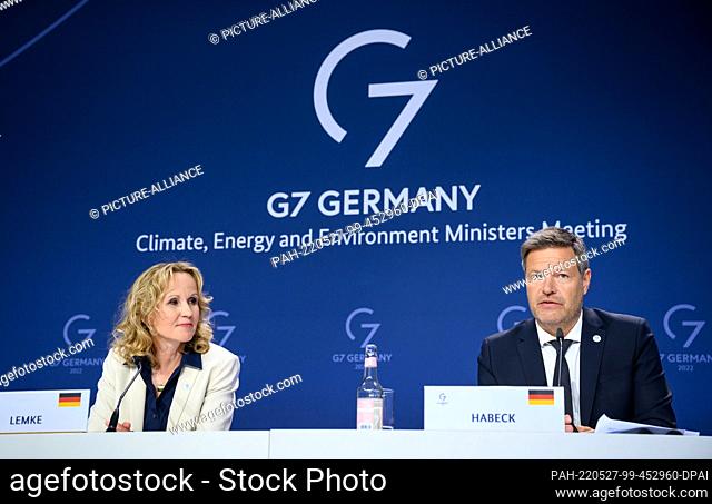 27 May 2022, Berlin: Robert Habeck (r, Bündnis 90/Die Grünen), Federal Minister for Economic Affairs and Climate Protection