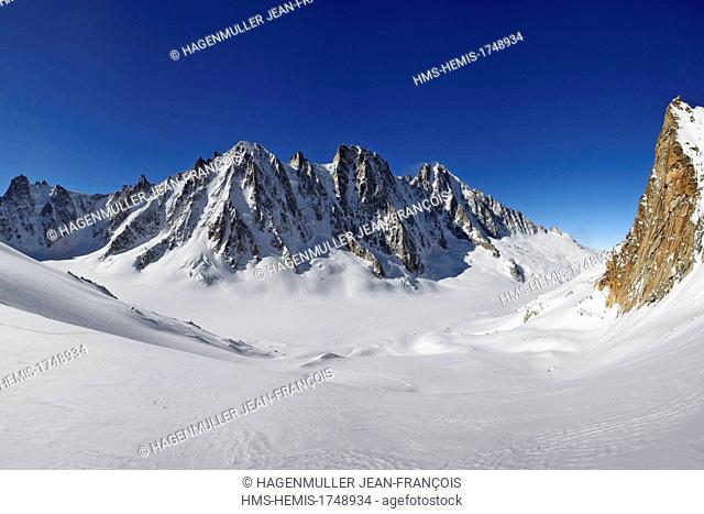 France, Haute Savoie, Chamonix Mont Blanc, les Courtes (3856m), les Droites (4000m), l'Aguille Verte ( 4122m)