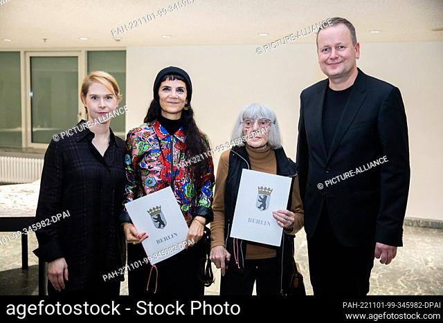 01 November 2022, Berlin: Farkhondeh Shahroudi (2nd from left) and Ruth Wolf-Rehfeldt (3rd from left, both artists, stand together with Klaus Lederer (Die...