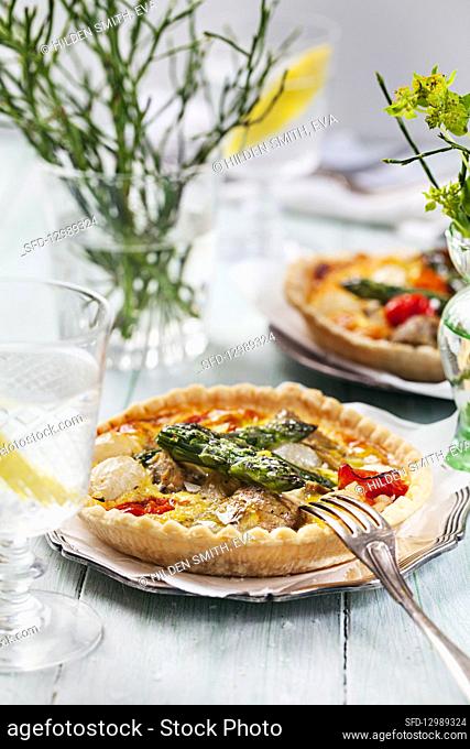 Mini vegetables tarts with asparagus, pepper and cheese