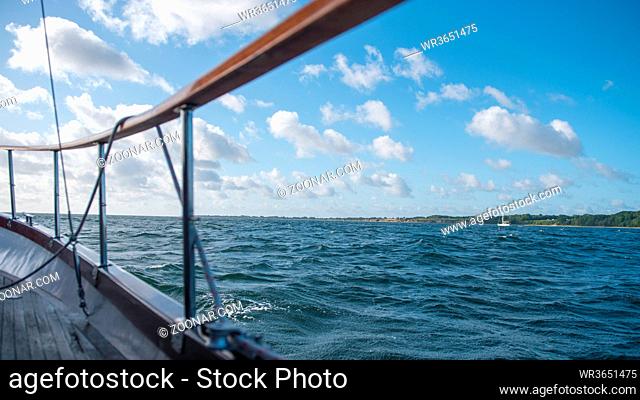 Seezaun einer Segelyacht. Sea fence of a sailing boat