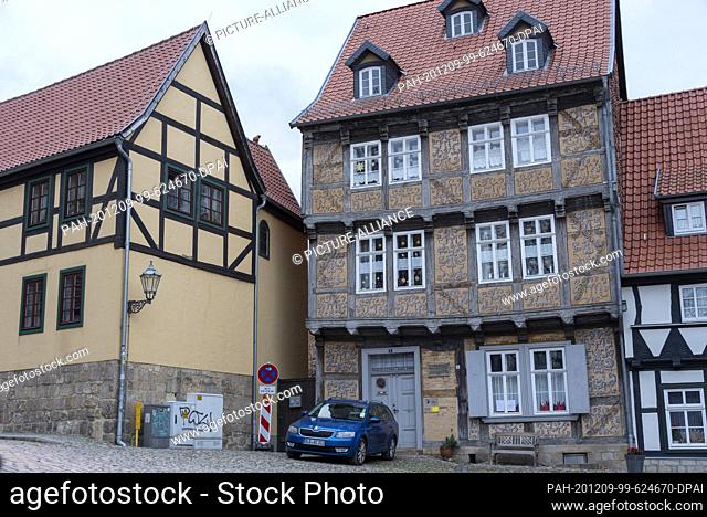 29 November 2020, Saxony-Anhalt, Quedlinburg: In Quedlinburg there are well-preserved half-timbered houses at every corner