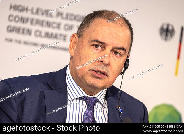 05 October 2023, North Rhine-Westphalia, Bonn: Mark Brown, prime minister of the Cook Islands in the South Pacific, speaks at the press conference for the...