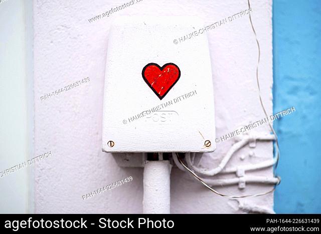 A red heart on a telephone connection box in the citycenter of Oldenburg (Germany), 13 December 2020. - Oldenburg/Niedersachsen/Deutschland