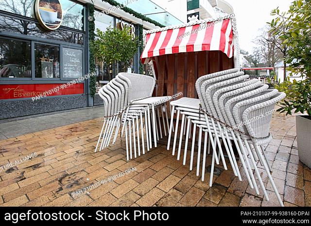 06 January 2021, Schleswig-Holstein, Timmendorfer Strand: Assembled tables and chairs stand in front of a food court on the Promenade during the second Corona...