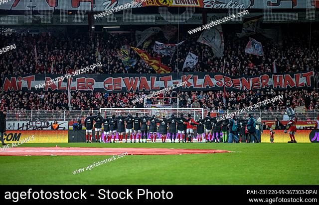 20 December 2023, Berlin: Soccer: Bundesliga, 1. FC Union Berlin - 1. FC Köln, Matchday 16, An der Alten Försterei. The Union Berlin players stand in front of...