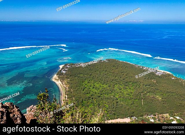 Blick vom Le Morne Brabant auf die Lagune an der Südküste von Mauritius, Afrika. View from Le Morne Brabant onto the turquoise waters of the lagoon at the south...