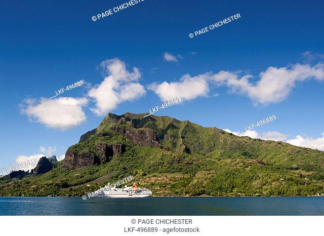 Expedition cruise ship MS Hanseatic Hapag-Lloyd Cruises at anchor in Cook's Bay, Moorea, French Polynesia, South Pacific