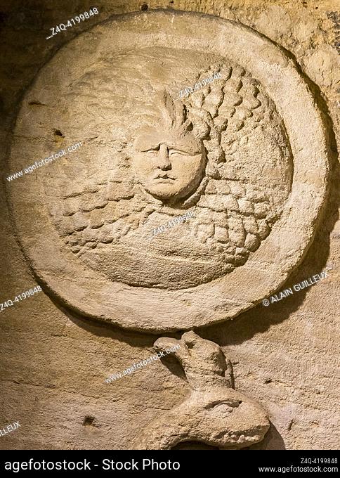Kom el Shogafa necropolis, main tomb, second portico : Medusa head on a shield